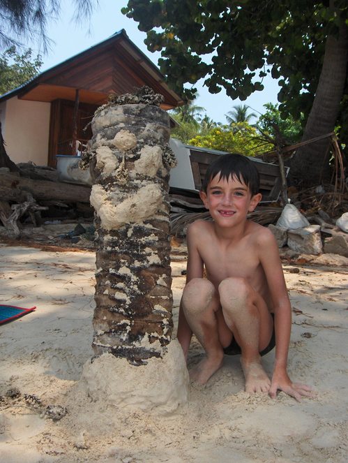 Leo et le totem qu'il a construit