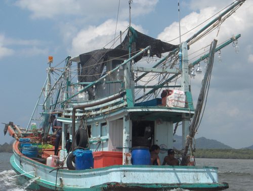 unbateau de pecheurs en arrivant a Krabi