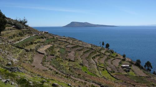 Taquile_2_les_terrasses_avec_amantani_en