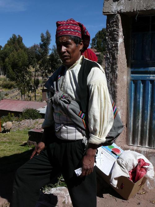 Taquile_5_un_homme_en_costume_traditionn