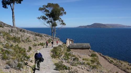 Taquile_le_chemin_qui_borde_la_mer_jusqu